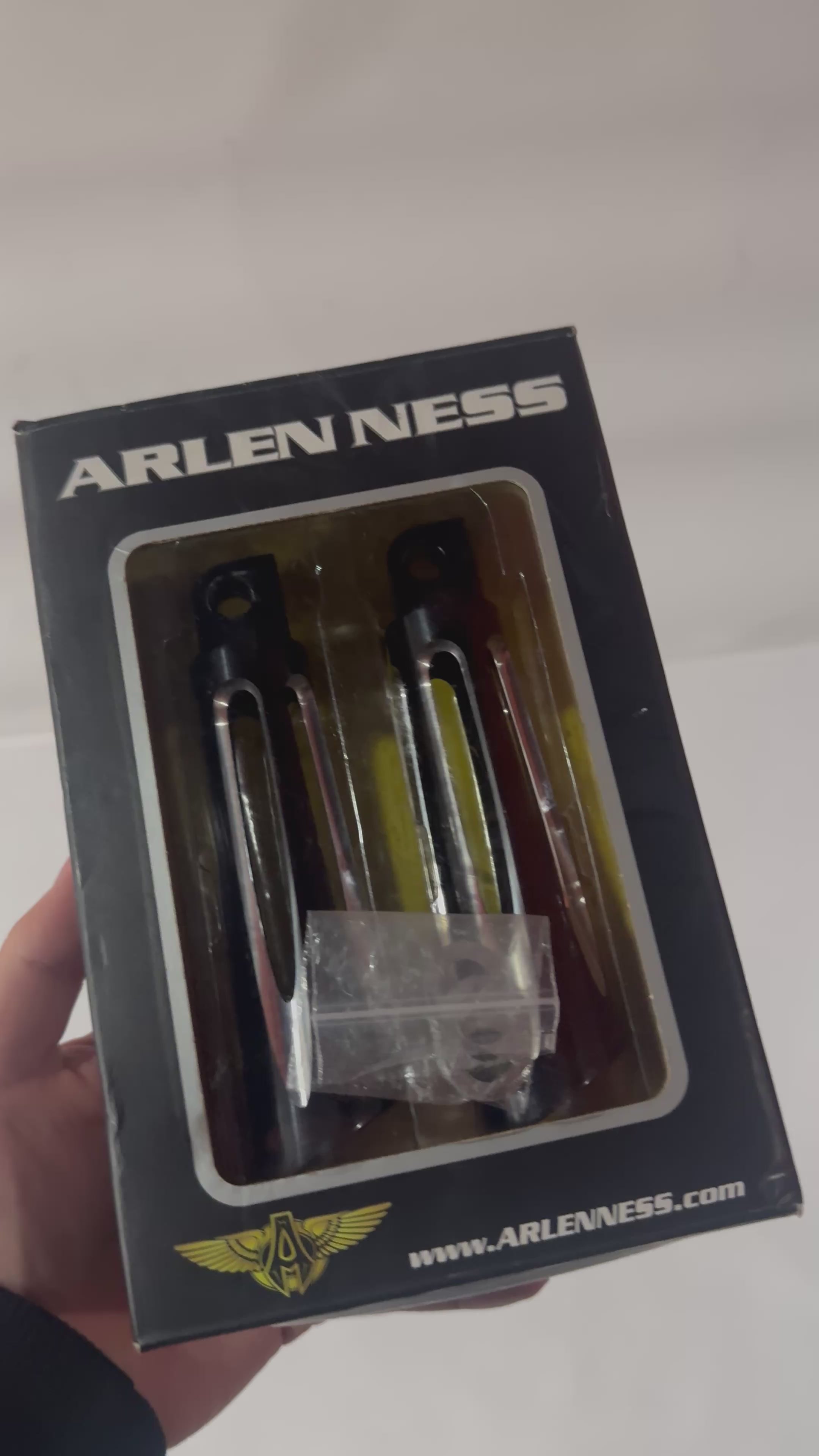 2. el Arlen Ness Foot Pegs